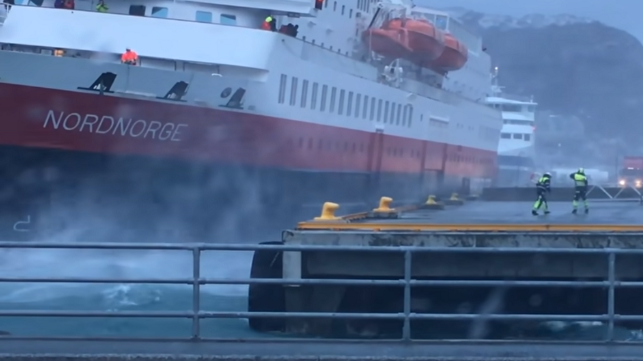 Hurtigruten Ship Nearly Collides with Dock!